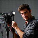 Retrato de Mateo Gómez, Técnico de Iluminación de Colmena Visual, ajustando luces de estudio.